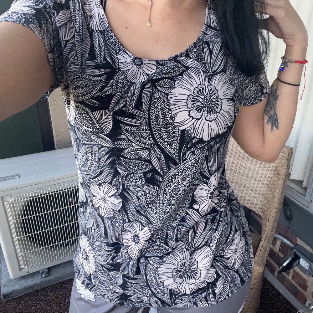 Croft & Barrow Black and White Floral Short Sleeve Top